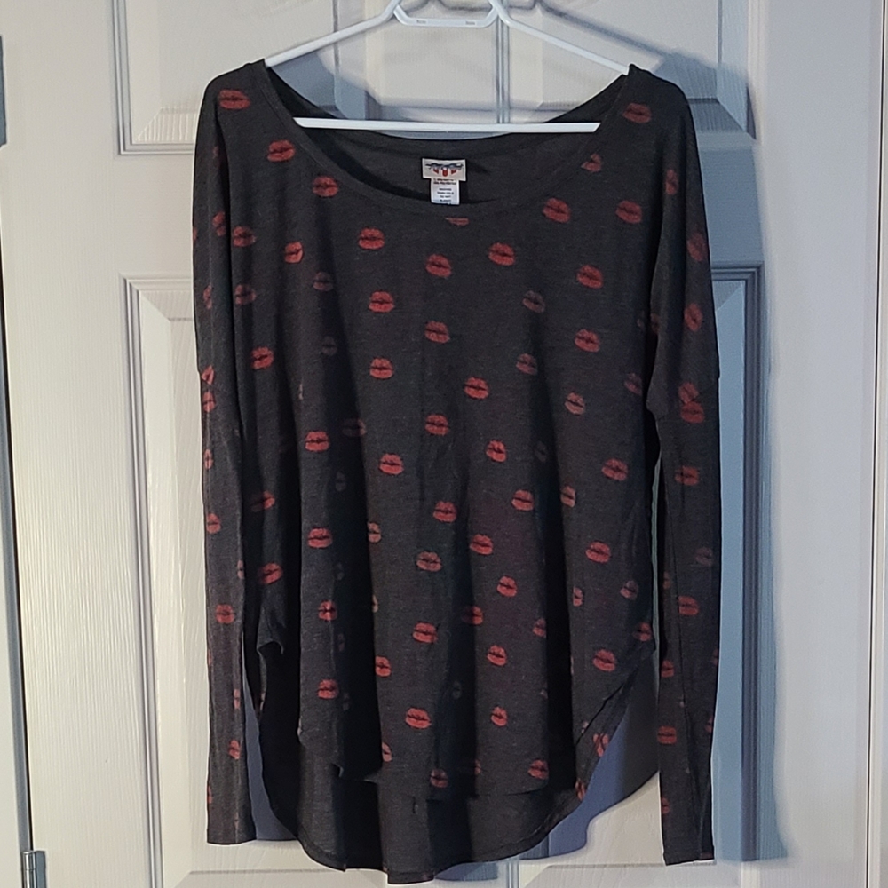 Long sleeve lip print